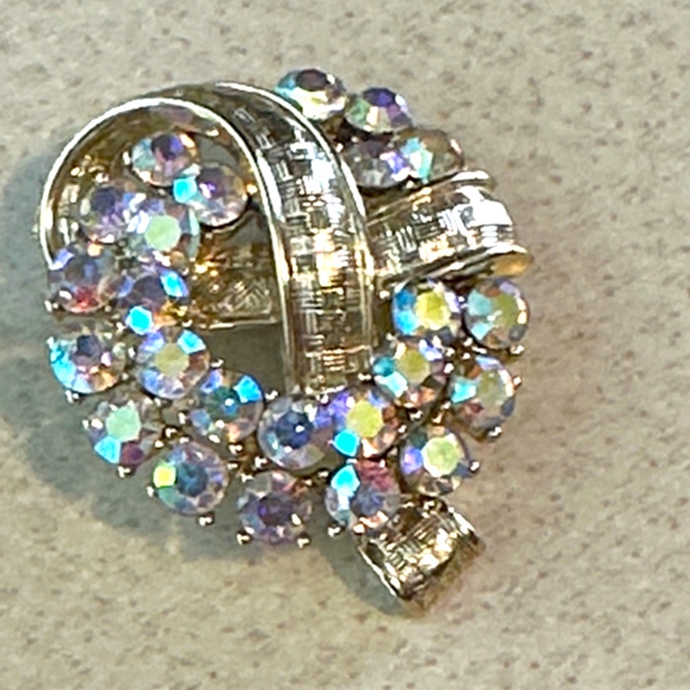 Vintage gold tone aurora borealis rhinestone Brooch un-marked (782)